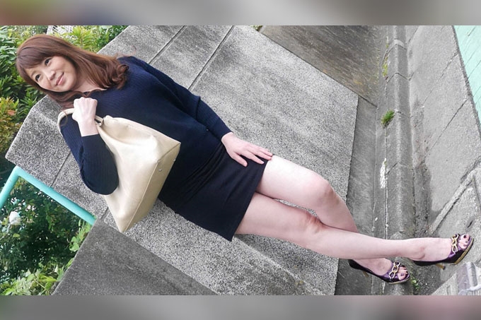 迷你裙美腿美熟女被搭讪 两次中出！华月樱