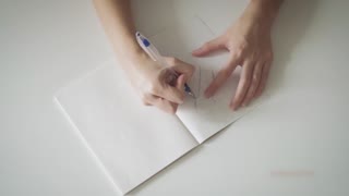 「强烈推荐」小美女不认真学习画了个大屌，被老师按在床上输出