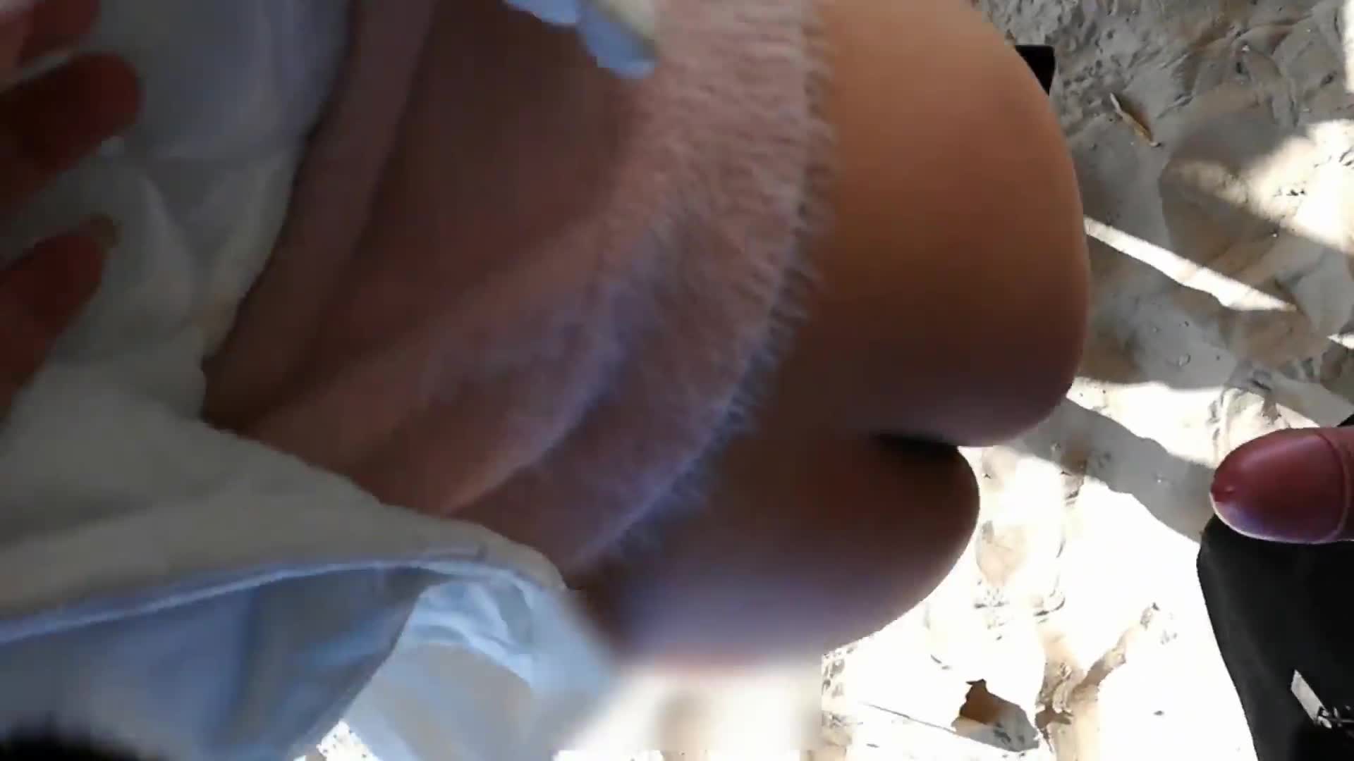 沿海某学院学生妹和男友海滩激情野战 脱掉内裤翘美臀后入直接无套插入爆操 国语对白 跪舔口爆 高清1080P版