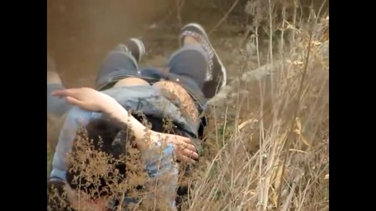 网曝不雅门事件，西安桃花潭公园两学生情侣荒草掩护席地野战，干完用纸巾擦一擦