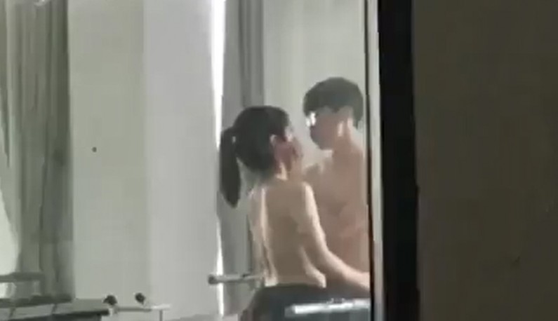 要毕业了…高三班对捨不得分离~直接在教室里面玩起来?!