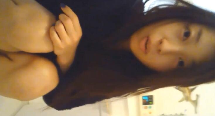 正妹自拍放尿过程 连大姨妈都一起出现了\&quot;