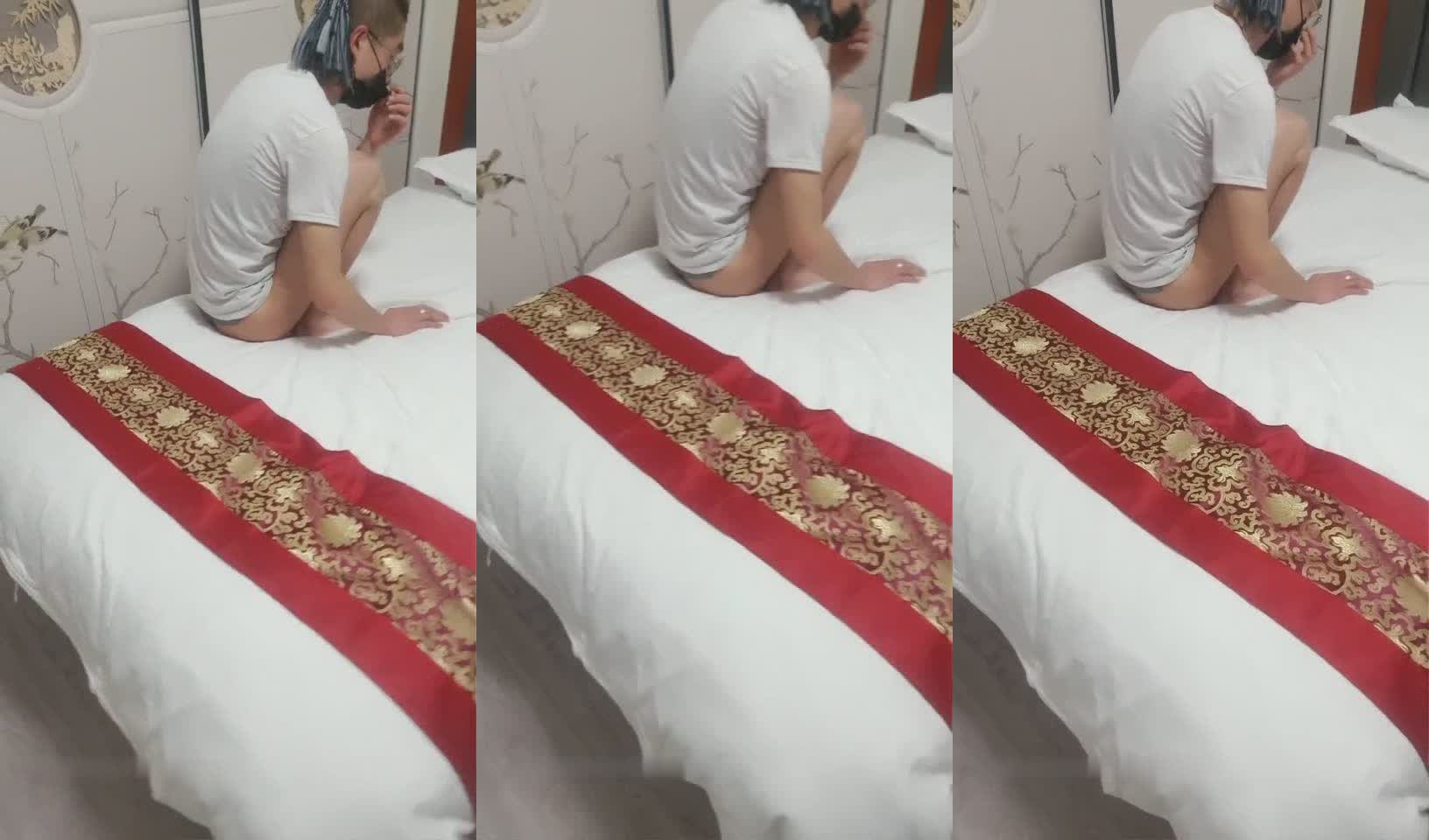 骚气少妇两男一女玩3P边口交边后入 开裆肉丝大力猛操掰开逼逼特写 很是诱惑喜欢不要错过