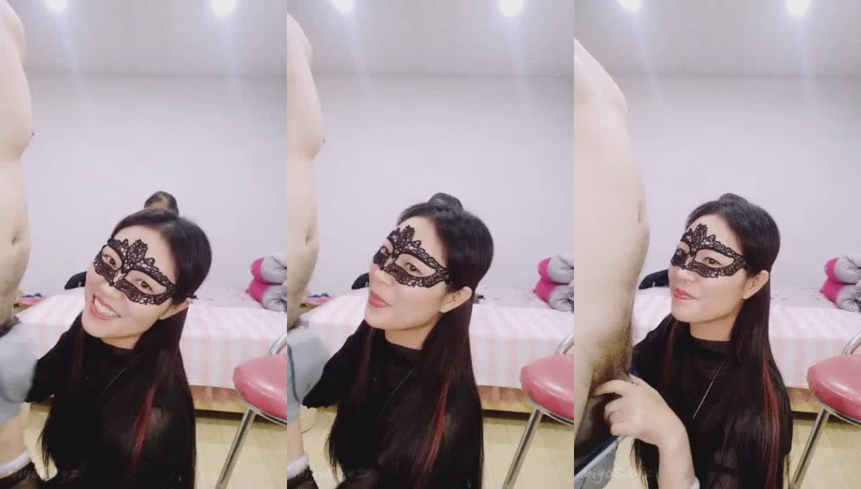 老汉强势狂插X双飞风韵犹存的两个熟妇,黑衣美少妇太有味道了