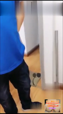 大眼妹妹拿个包裹就把快递小哥带回家~直接在床上~激战一轮~