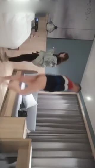 老哥约了个颜值不错丰满少妇，穿上情趣装调情