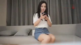 颜值控超甜美的小姐姐，就是有点赘肉，这酒店的床也太差了，在床上做运动嘎吱嘎子的响，小哥都软下来了，只能用手机播放AV来助兴