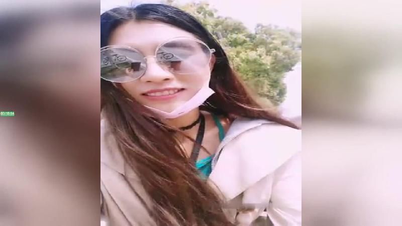 顔值不錯墨鏡妹子戶外直播秀逼逼塞跳蛋路邊露出野外尿尿很是誘惑喜歡不要錯過