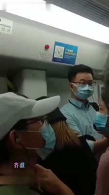 【地铁真实猥亵】齐叔再广州地铁站寻找气质美女，强行从墙边把小姐姐顶下车