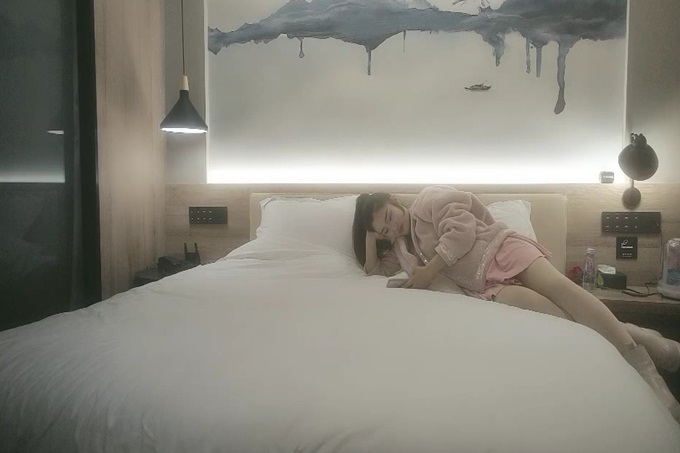 马尾辫风骚小少妇 镜头前深喉口交 扒掉内裤吸奶揉穴 正入骑乘姿势轮换着操