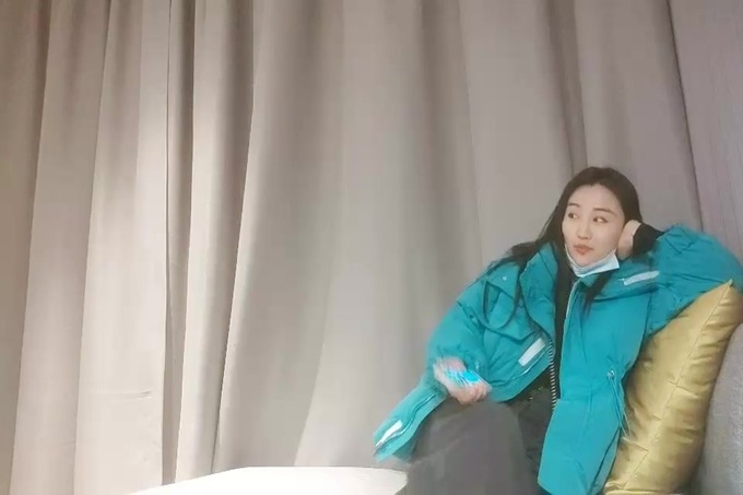 APP上约的外围小姐姐，骚的很解开衣服很想被操，一顿自摸浪叫，舔小穴叫的隔壁多听的见，吊带丝袜侧入爸爸操的很