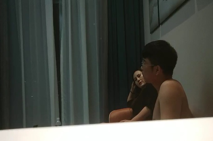 性感少妇 穿上黑丝骑在身上舌吻调情 站立扶着沙发后入 搞不出最后舔屌撸射