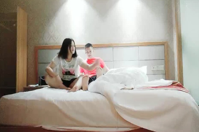 约操小少妇 巨乳风骚 摇着鸡巴调情聊天 硬了直接上马进洞干起来