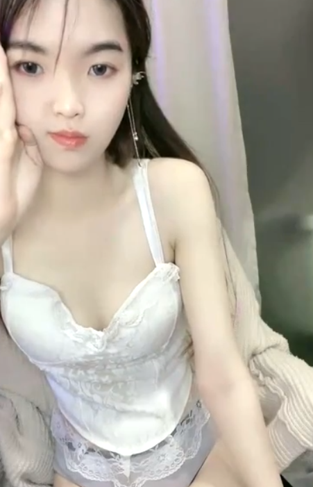 80多斤苗条妹妹！近期下海大尺度秀！黑丝袜大长腿，翘起美臀假屌插入，骑乘位姿势深插