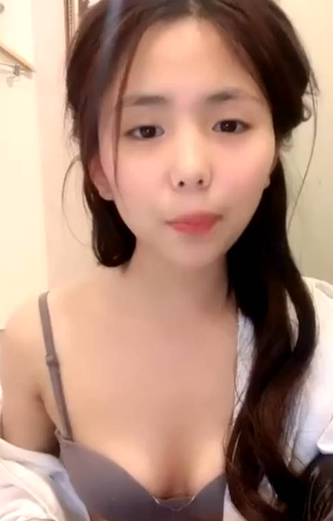 文静乖巧漂亮妹妹！娇小身材非常耐操！沙发上骑乘细腰扭动，抓着奶子后入，压在身上爆插