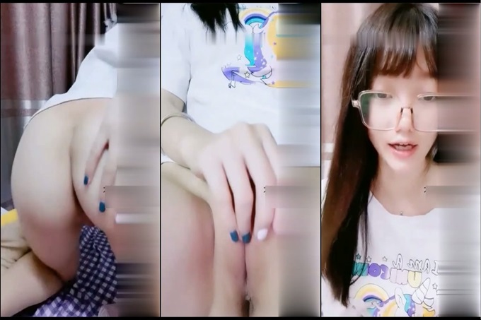 在上高中的18岁刚成年 粉粉四眼小萝莉，绝世粉嫩白虎馒头逼，像是还在发育的样子，叫网友去舔她的粉逼，要舔屏的节奏