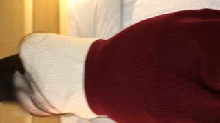 丝袜控变态哥酒店约操清纯漂亮的大学美女,黑丝短裙超诱惑,穿着黑丝足交玩弄粉嫩美穴后撕破丝袜狠狠干,国语!