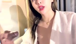 高颜质美女直播，忙着看镜头跟互动，能不能专心一点啊!不能仗着人美就这样啊~