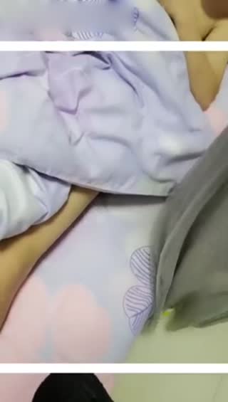 骚男找良家小少妇被迫与人玩3P，一个拍一个干骚男