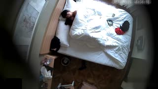 [酒店偷拍] 眼镜仔与包头妹~酒店激啪到口渴~喝杯水再继续大战300回合~