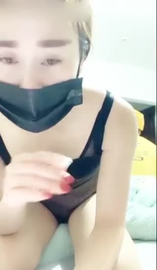 风骚美少妇悠悠勾引来送餐的外卖小哥要小哥给她舔逼