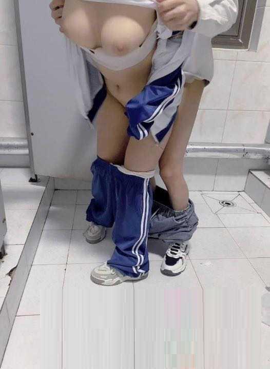 兄妹亂倫 女廁強勢操白虎表妹