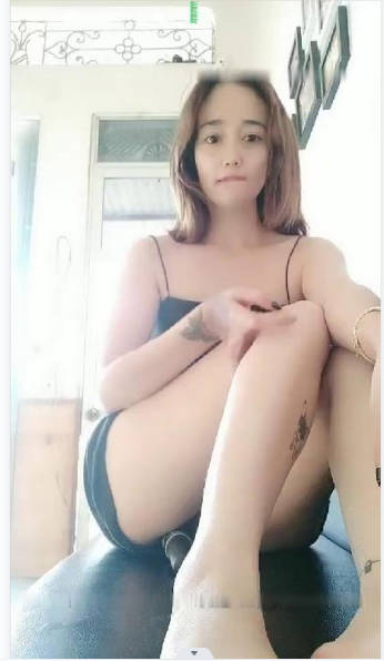 趁大哥休息的小骚逼偷偷的陪狼友撩骚，玩弄大黑牛自慰骚逼找刺激再店里前台揉奶子抠骚逼，自慰高潮洗澡诱惑