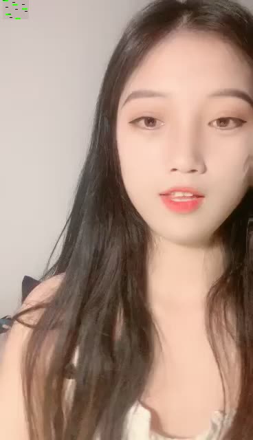 大学生宝贝初次下海直播赚外快，全程露脸跟狼友互动撩骚，奶子和逼逼都很嫩，奶头凹陷抠出来特写展示小洞洞