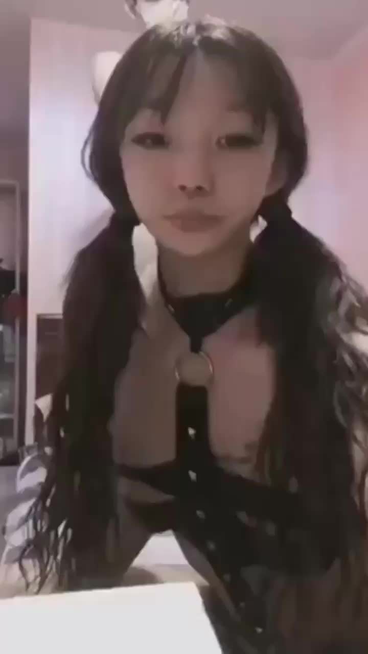 伪娘吃鸡啪啪 抹那东西就软掉 啊啊爸爸不要 爸爸出货了 在家约个小哥哥没几下就射了