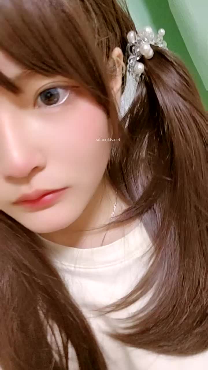 新人下海，可爱的小美女，【泡芙小狗】，在学生宿舍里，四下无人之际，露出极品美乳，少女的粉穴