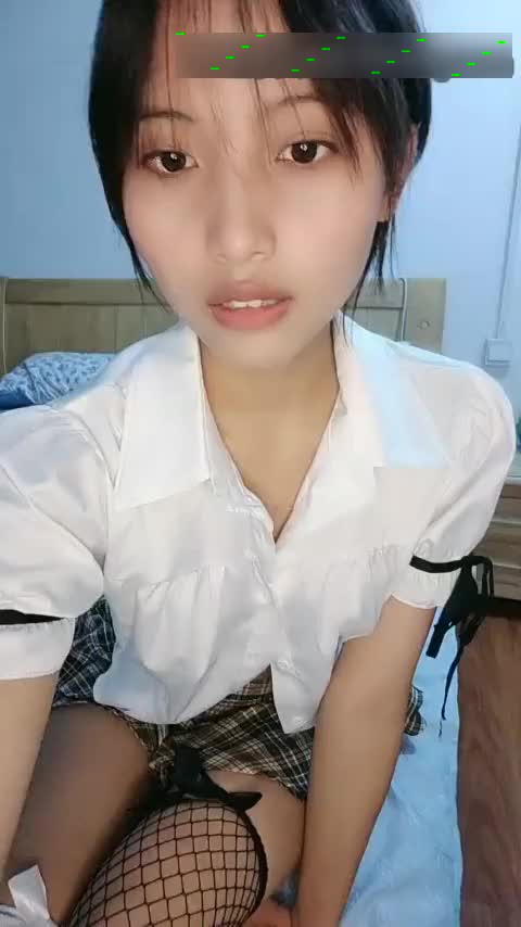 外表清纯乖巧妹妹！居家炮友操逼！扶着屌往逼里塞