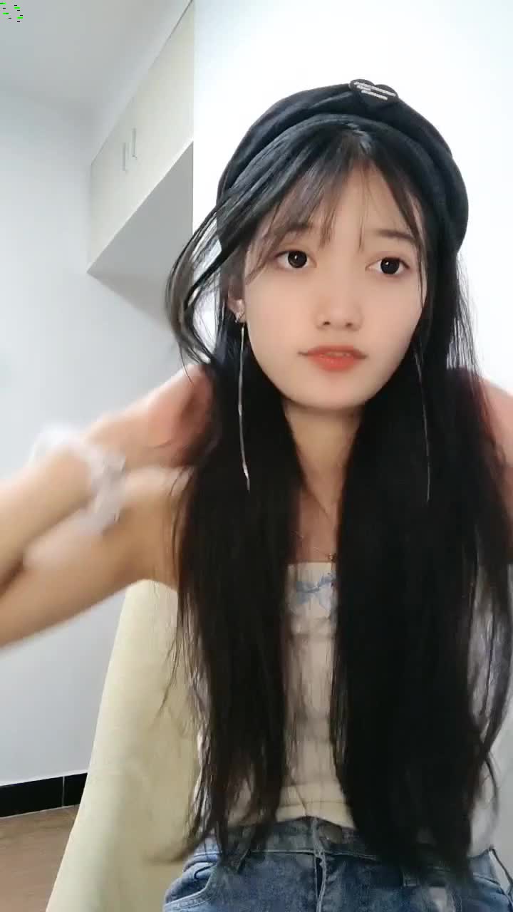 可爱超甜颜值学生妹！说话嗲嗲好听！撩下衣服贫乳，表情一脸淫骚，多毛骚穴揉搓，呻吟娇喘诱人