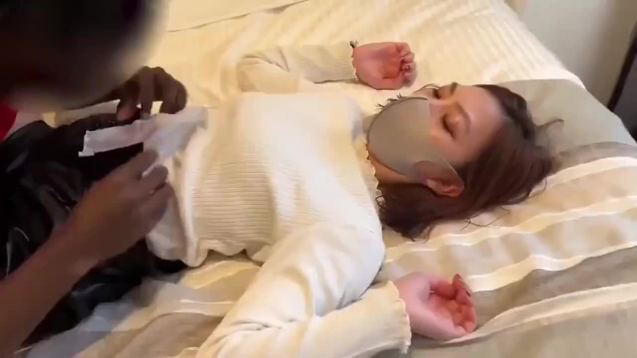 漂亮淫妻 老婆很辛苦找个黑人小哥哥犒劳一下 操逼姿势还挺多 两人都是满身大汗 逼都肿了 内射太深