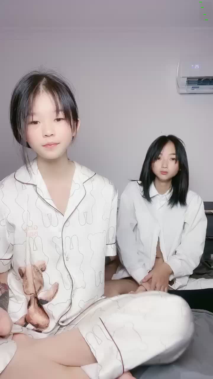 三个00后嫩妹妹！炮友没在女女互玩！双头龙抽插嫩穴，骑乘位互怼，从下往上视角，场面很是淫乱