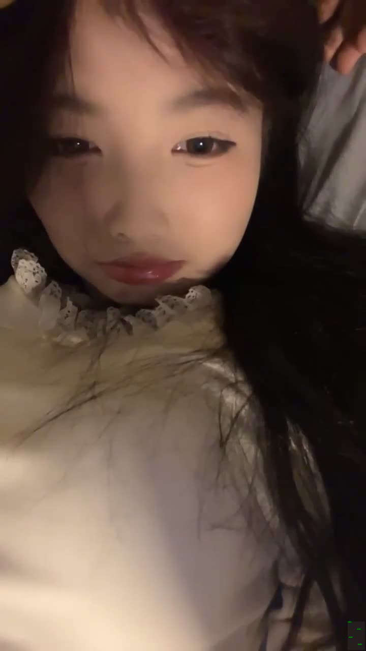 推荐！正宗大学生，宿舍偷偷脱光，【摇摇瑶】，随着道具的插入，身体不自主的颤抖起来，紧张刺激，强烈推荐！