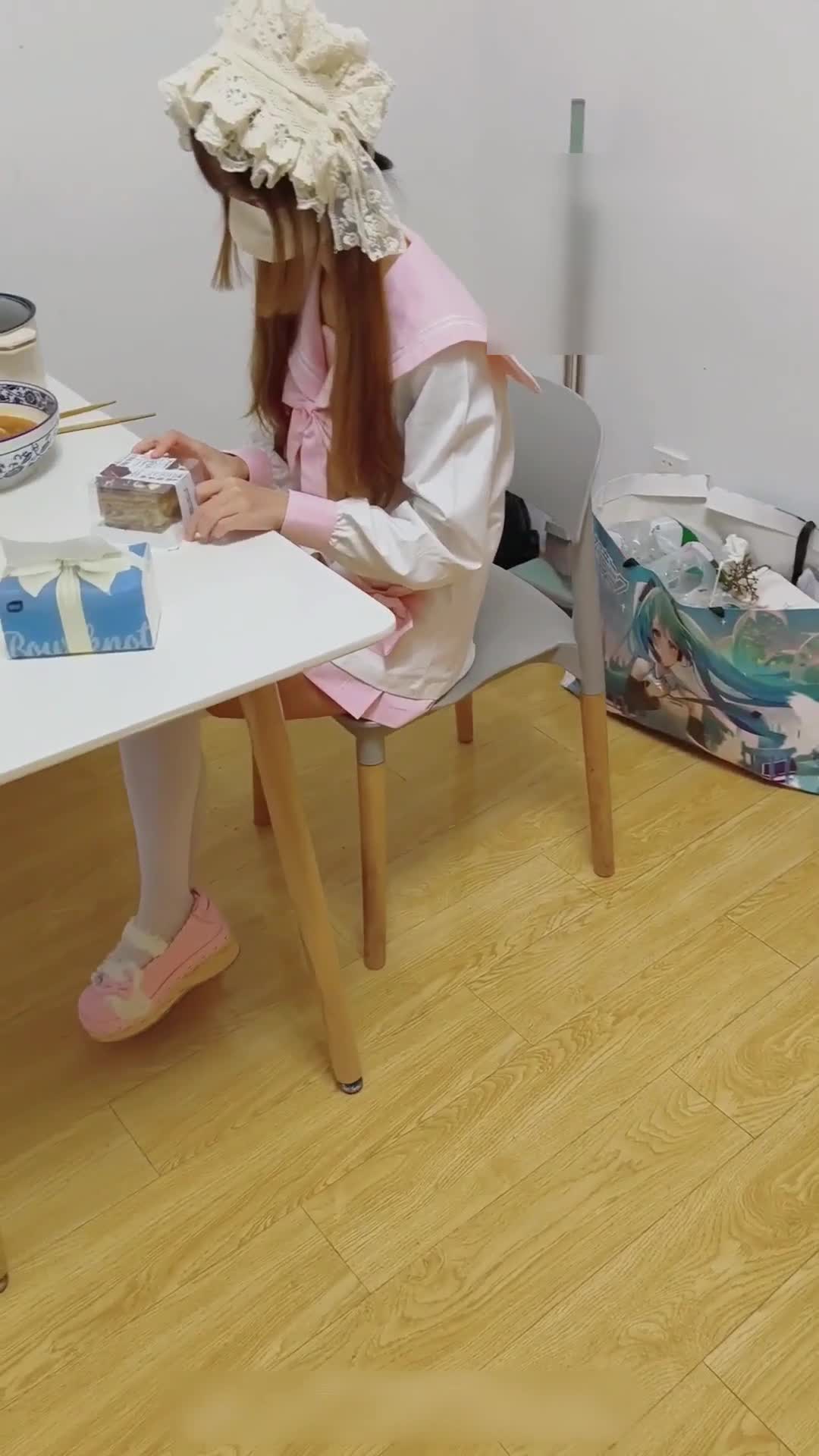 ❤️淫欲反差美少女❤️粉粉小厨娘做饭时被爸爸抱腰后入，小白袜玛丽珍鞋 超可爱的LO裙小女仆，又是被主人中出的一天