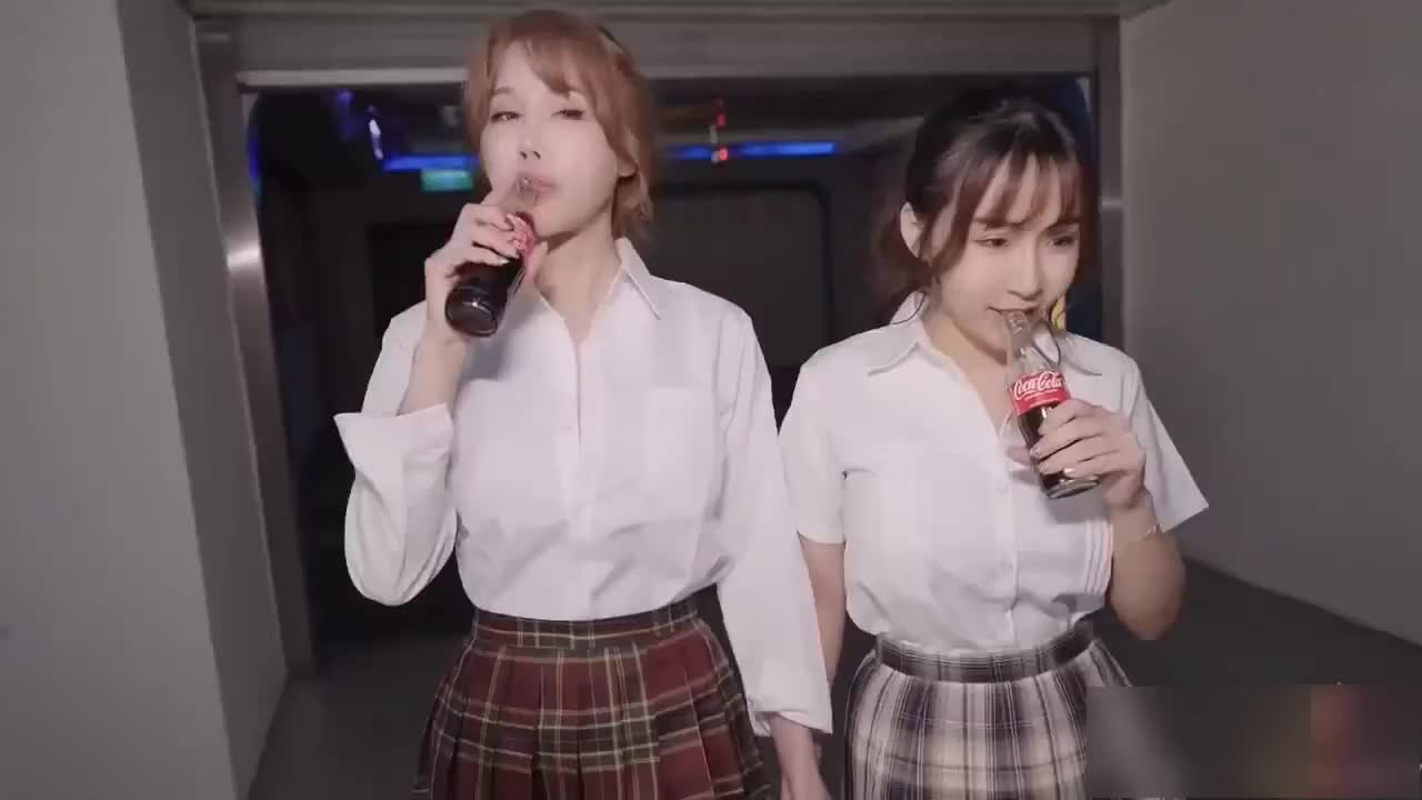 ☀️羞耻刺激高潮☀️网红女神旋转木马上高潮，淫荡学妹带坏清纯学生妹，极品女神艺高人胆大 挑战羞耻极限！