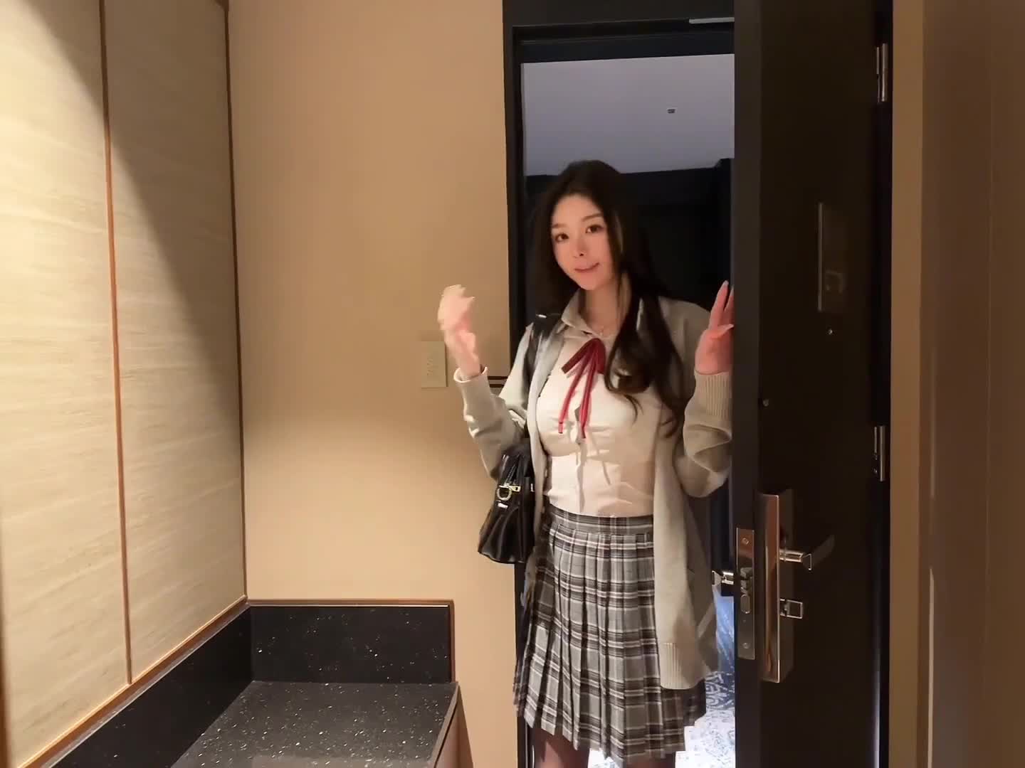 秀人网嫩模 小逗逗❤️JK学妹上门被猥琐男调教 带上狗链 脱下内内 水晶假鸡吧插入 呻吟