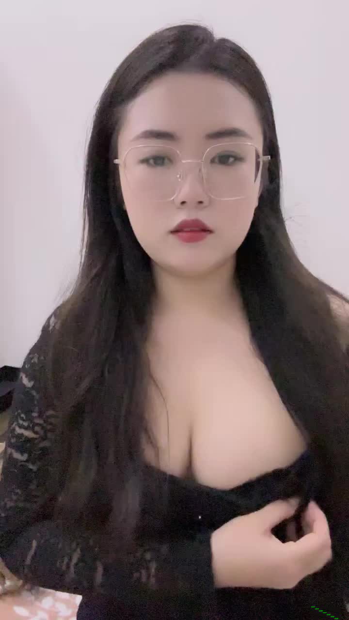 气质尤物眼镜御姐！黑丝肥臀骚穴！强震力跳蛋自慰，近距离特写，震的骚穴酥酥麻麻，小姐姐很喜欢这道具