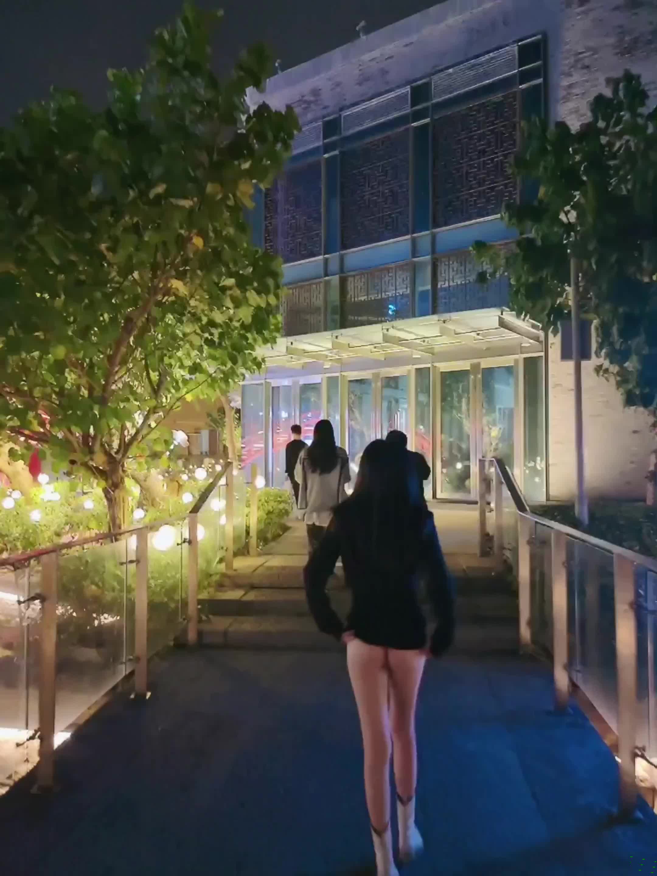 ⚡极限露出小骚货⚡顶级反差女神〖娜娜〗最新露出挑战2，人来人往商场地铁人前偷偷露出，紧张刺激！超级反差