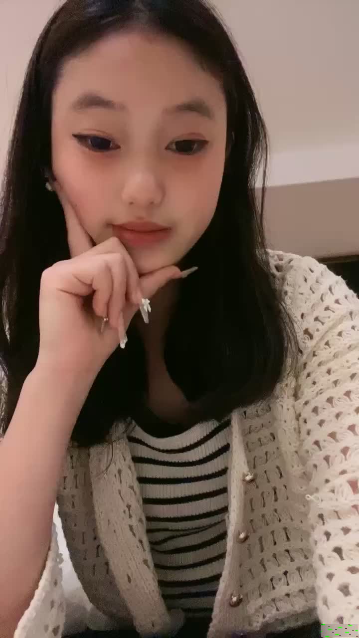 邻家妹妹型甜妹！酒店道具自慰！双跳蛋震穴，不够爽震动棒抽插，搞的小穴湿哒哒，闺蜜旁边观看