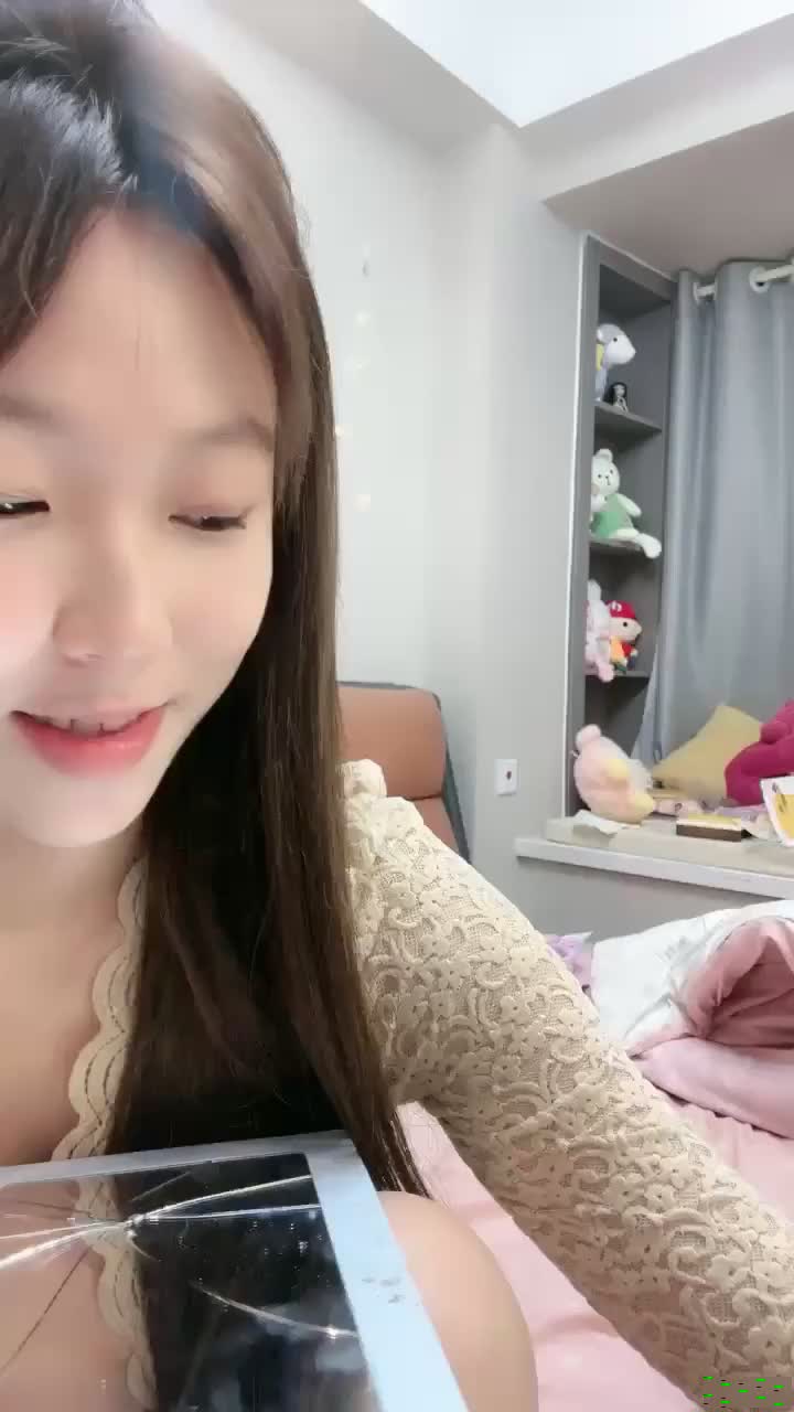 超美！仙女般单眼皮校花~【小初】娇小身材奶子大，年末极品尤物频出，19岁，正是较嫩可口的年龄，超赞！2