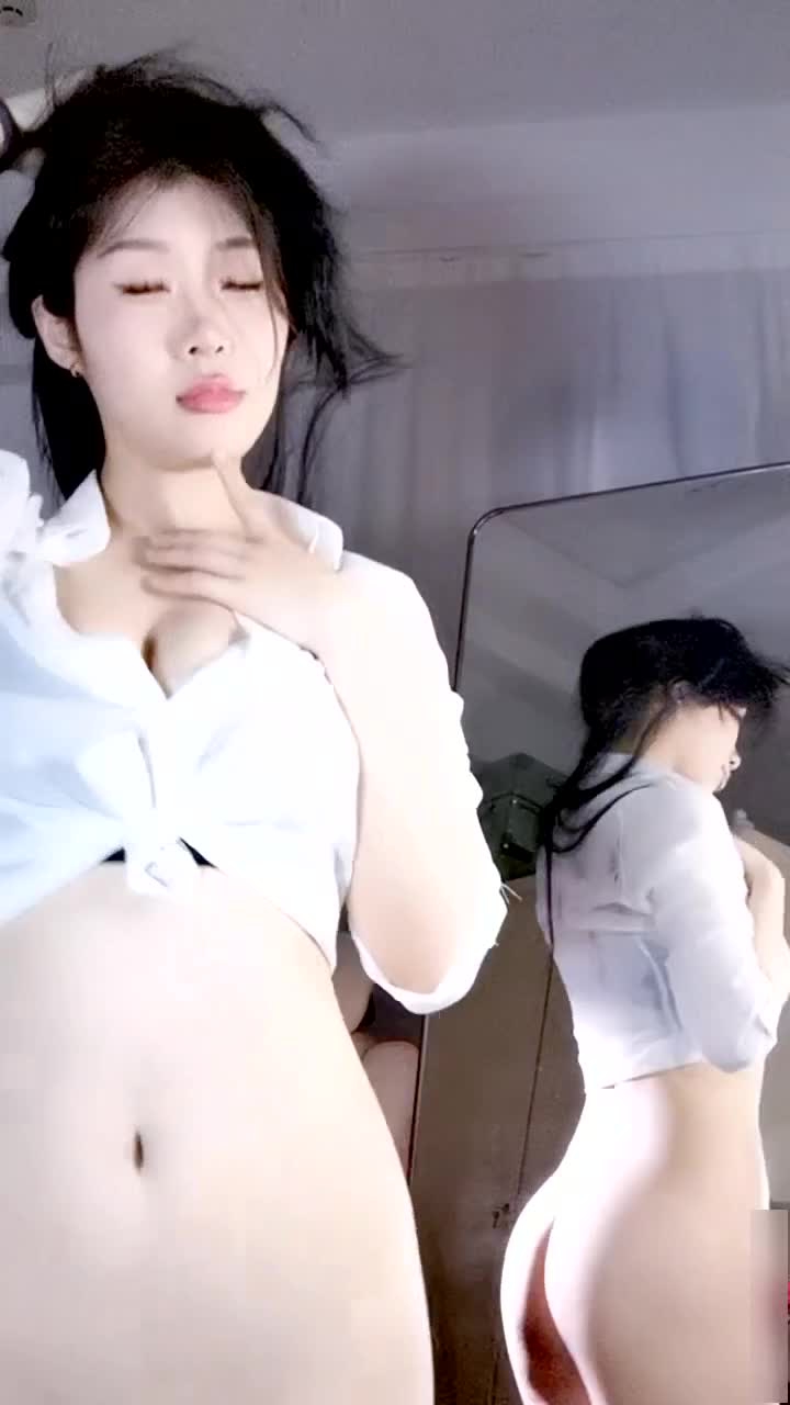 ❤️❤️紧身短裤气质小姐姐，镜子前翘臀，肥唇骚穴道具插，掐着自己脖子，翘臀后入，好骚的妹子