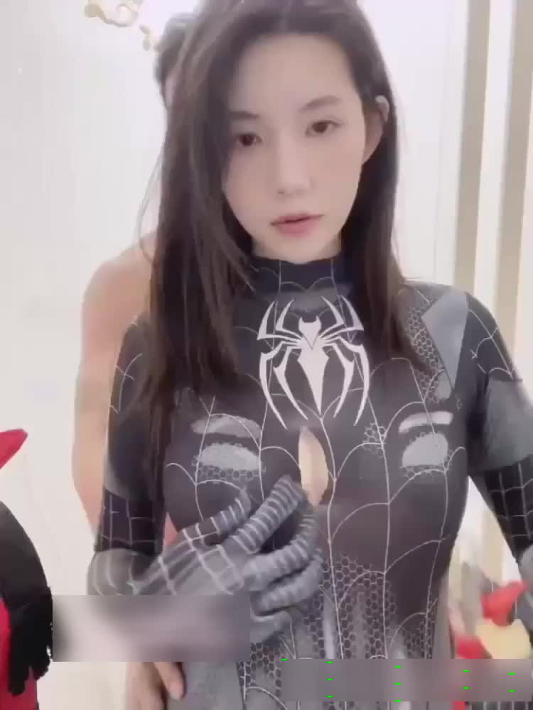 漂亮大奶少妇 穿着蜘蛛侠服 在家被帅气强壮性感无套猛怼 奶子哗哗 爽叫不停真能叫 最后拔吊颜射