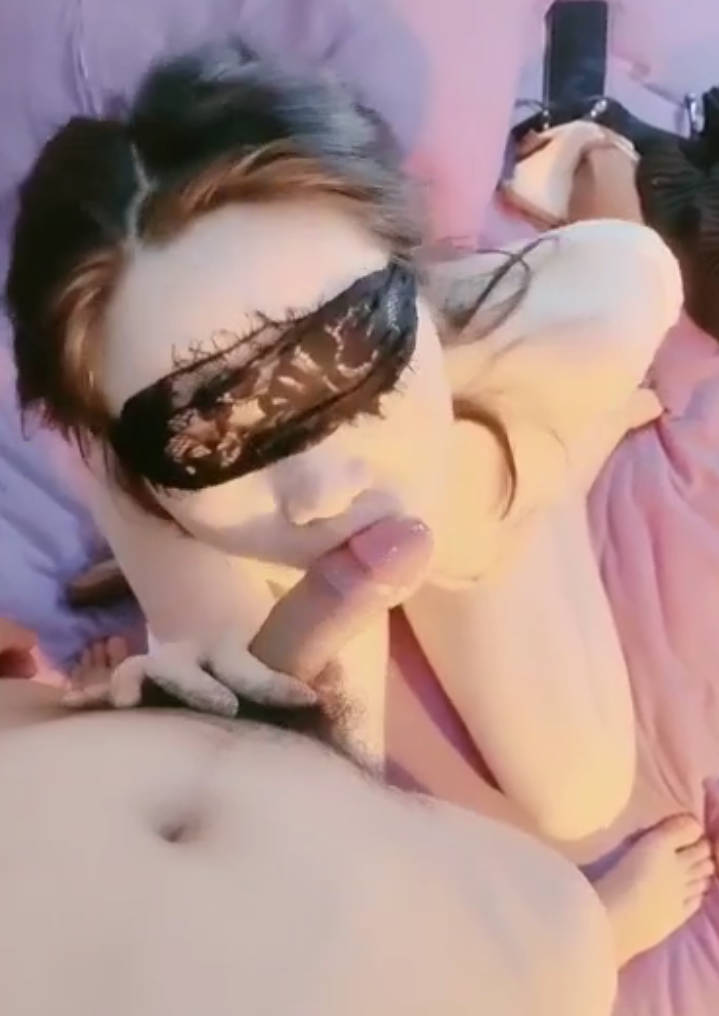 黑丝少妇让健壮小哥骑在脖子上草她小嘴，乖巧听话让小哥蹂躏，多体位爆草骚穴，抓骚奶子浪叫呻吟，精彩不断