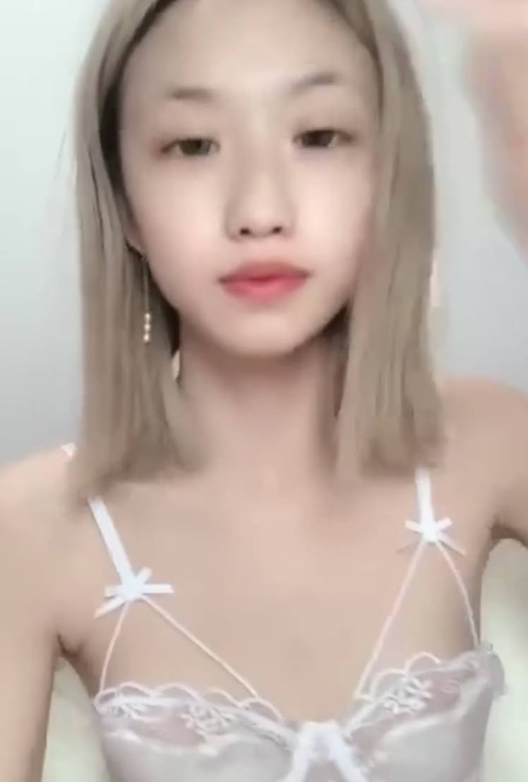 新人下海00後嫩妹！脫光光貧乳！翹起屁股看穴，給炮友帶上套子插入，小妹妹很聽話