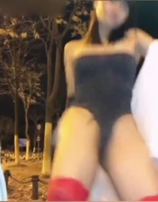 骚气魅心户外秀自行车上放道具鸡鸡抽插车内肛塞震动棒自慰