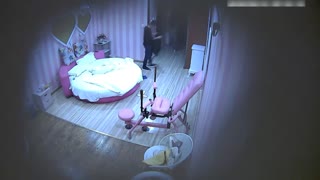 [酒店偷拍] 纹身小伙子床战长发正妹~看似清纯但内心像匹狼~饥渴淫叫连电视声都盖不住~