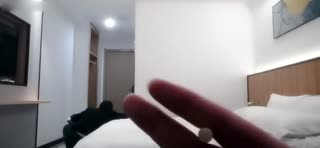 酒店约外围偷拍屌哥带粉丝给上门的妹子加钱说服她一块玩3P