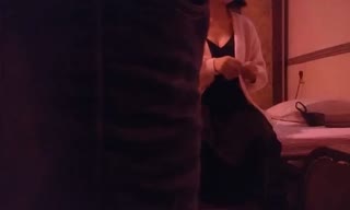 村长深夜连续光顾两个按摩店 搞完萝莉小妹再搞风韵犹存的气质眼镜熟女姐姐